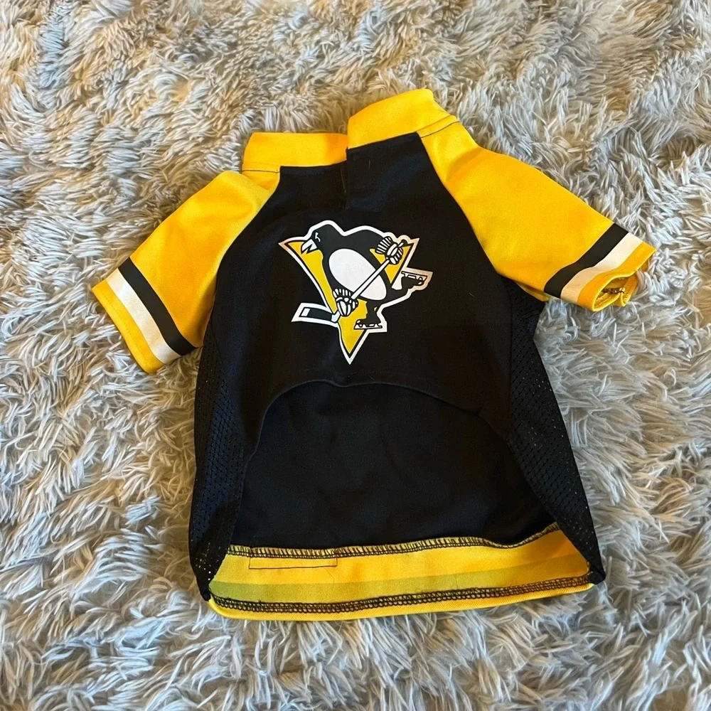 Like‎ new NHL Penguins dog jerzee 00